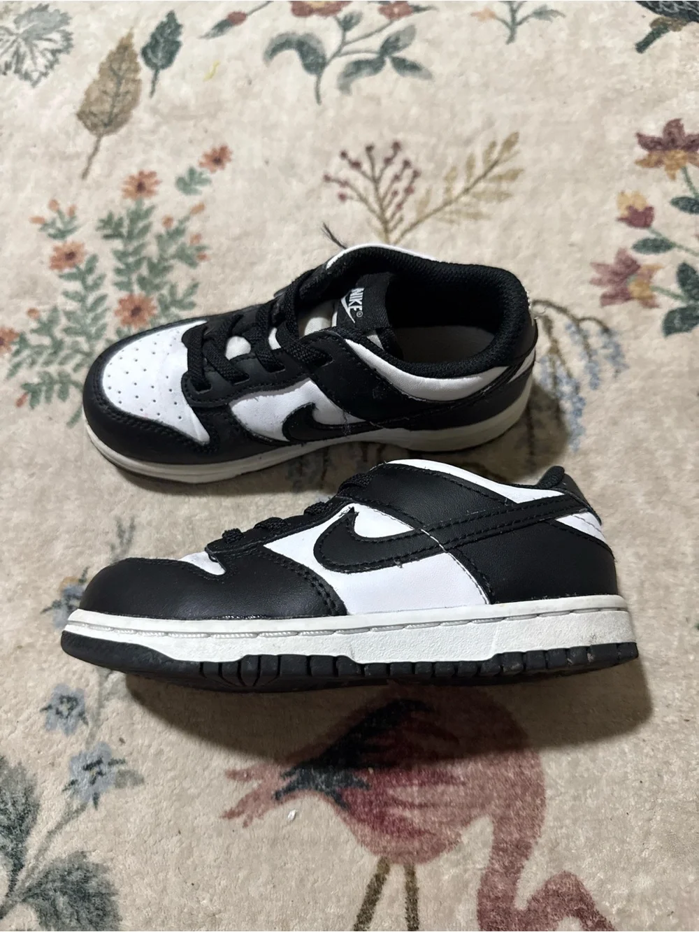 Nike dunk Kids Black and White Low-Top Sneakers 10C
